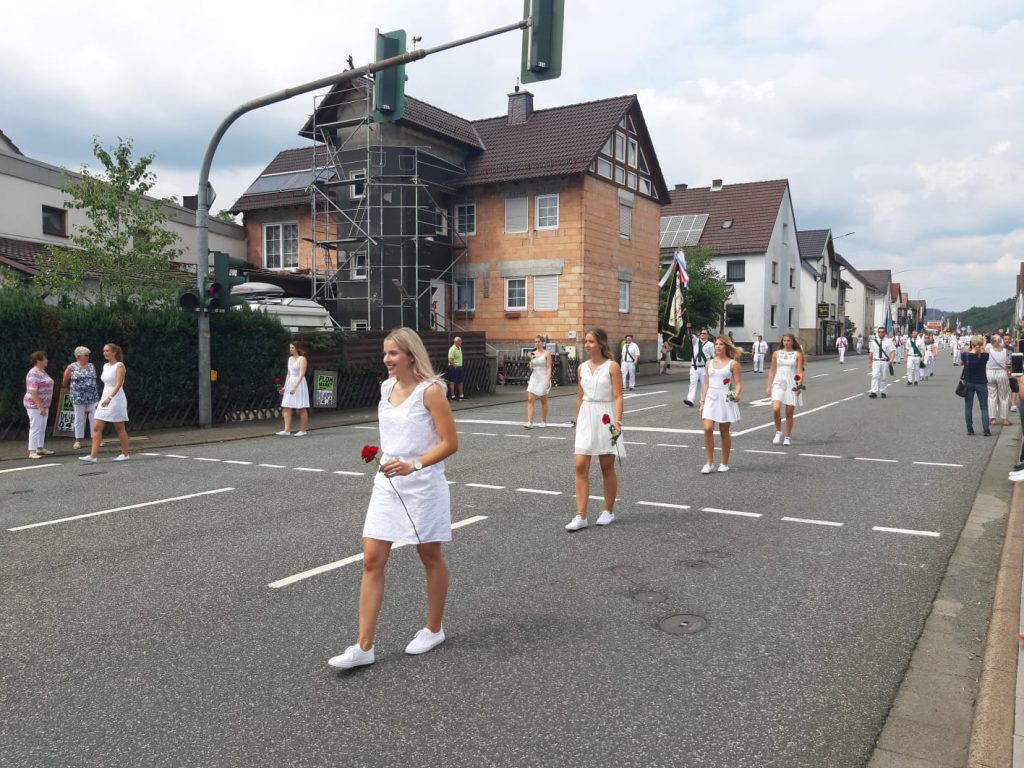 Kirmesfestzug mit weißgekleideten Teilnehmern